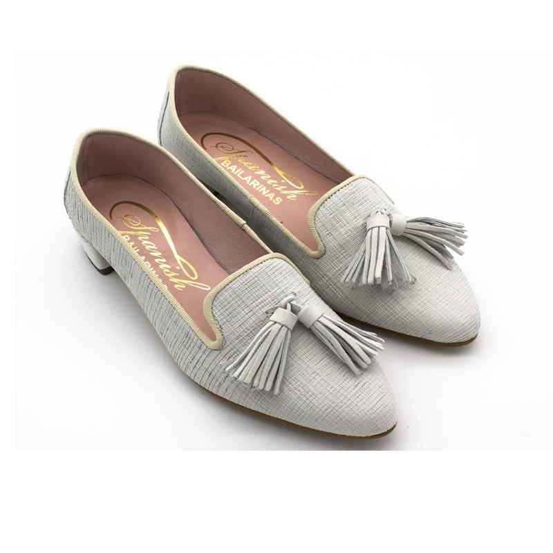 Zapato de ante color plata con grabado y borlas de ante